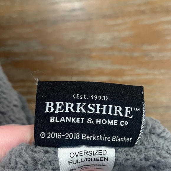 BERKSHIRE BLANKET & HOME CO. Gray Plush Blanket - Picture 3 of 3